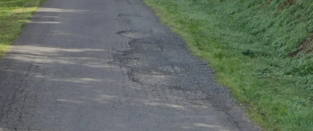 Vecinos denuncian el mal estado de la carretera entre Cerneda y Meangos Vecinos denuncian el mal estado de la carretera entre Cerneda y Meangos
