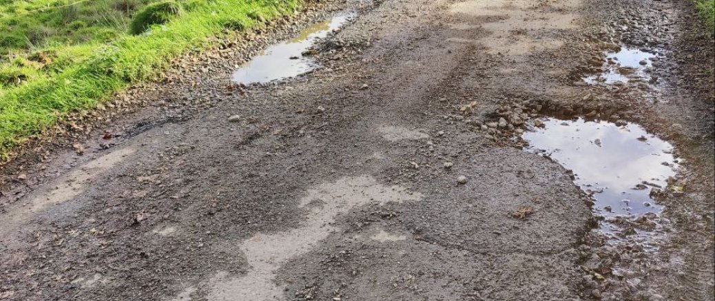 Vecinos de Abegondo Exigen Mejoras Urgentes en el Estado de las Carreteras Locales